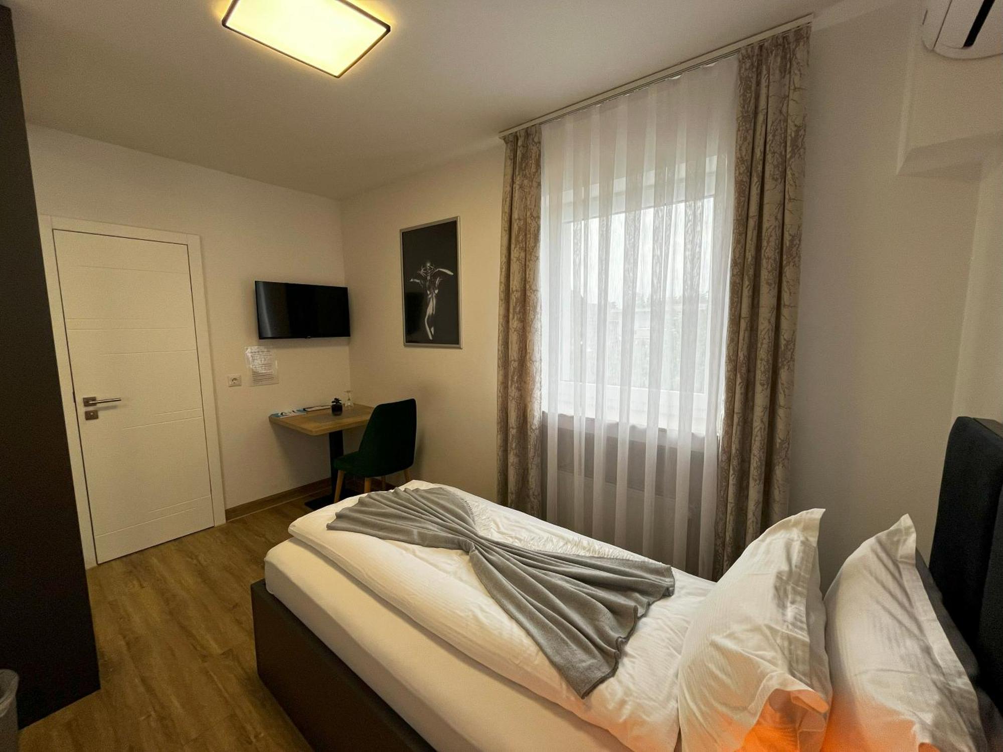 Haven Hotels - Hotel Dona แบร์กิชกลัดบัค ภายนอก รูปภาพ