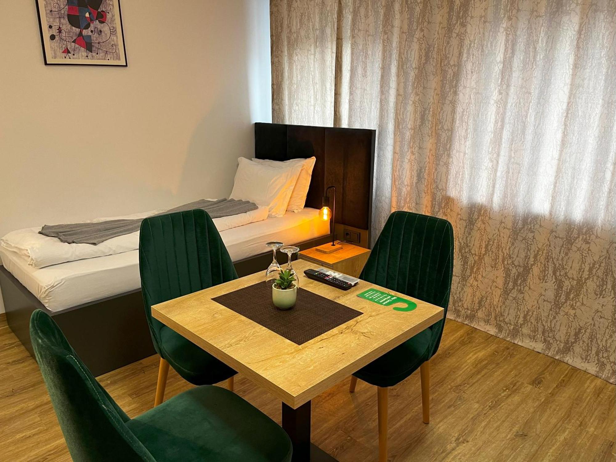 Haven Hotels - Hotel Dona แบร์กิชกลัดบัค ภายนอก รูปภาพ